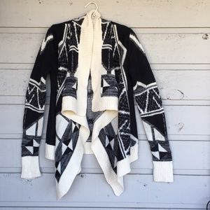 CARDIGAN SWEATER. AZTEC/GEOMETRIC PRINT BLACK/WHITE/GRAY KNIT